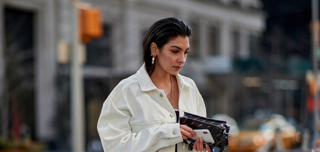 Zapomnijcie o niebieskich  dżinsach. Tej wiosny denim nosimy w wersji eleganckiej