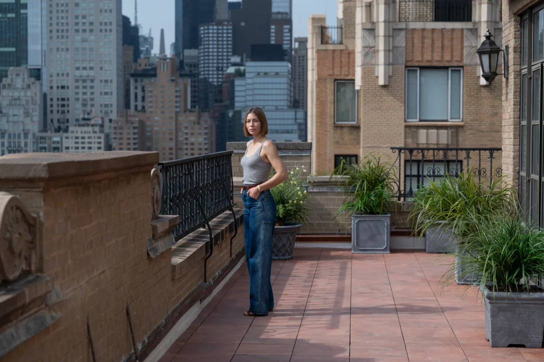 Ten nowy serial z Jessicą Biel i Elizabeth Banks umiejętnie łączy dramat z kryminałem
