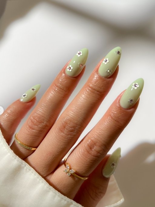 flowe-nails-paznokcie-z-motymem-kwiatów-trend-wiosna-lato-2025