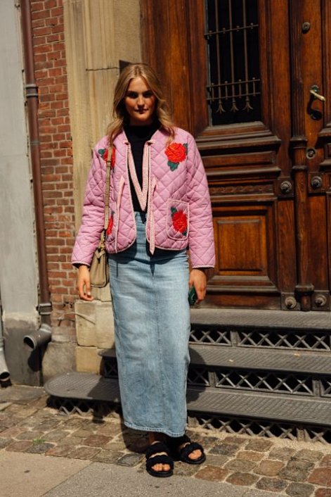 jeansowe-spódnice-maxi-trend-wiosna-lato-2025-stylizacje
