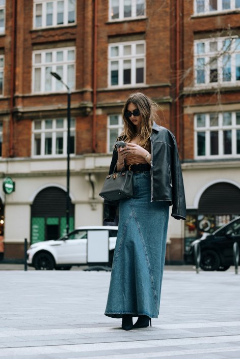 jeansowe-spódnice-maxi-trend-wiosna-lato-2025-stylizacje-3