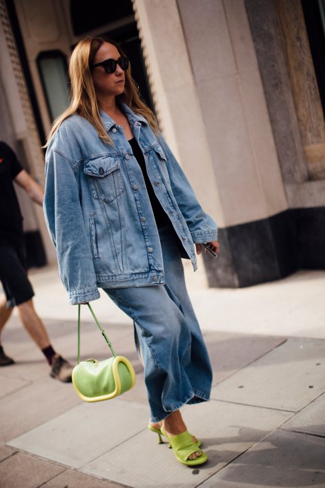 jeansowe-spódnice-maxi-trend-wiosna-lato-2025-stylizacje-4