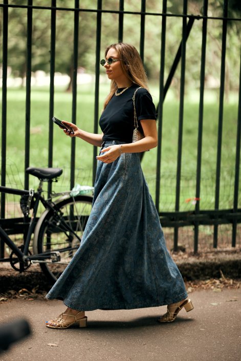 jeansowe-spódnice-maxi-trend-wiosna-lato-2025-stylizacje-6
