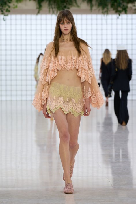 spódnice-koronkowe-trend-na-wiosnę-i-lato-2025-Chloe S25 029