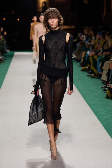 transparentne-spódnice-trend-wiosna-lato-2025-Victoria Beckham S25 026