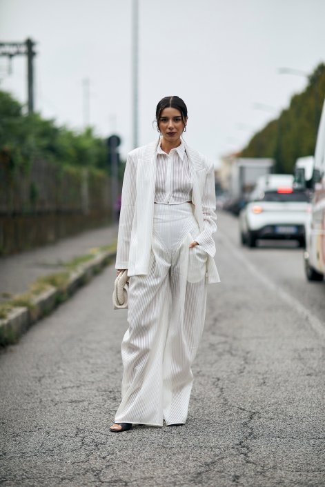 białe-szerokie-spodnie-trend-wiosna-lato-2025-Milano str S24 0208