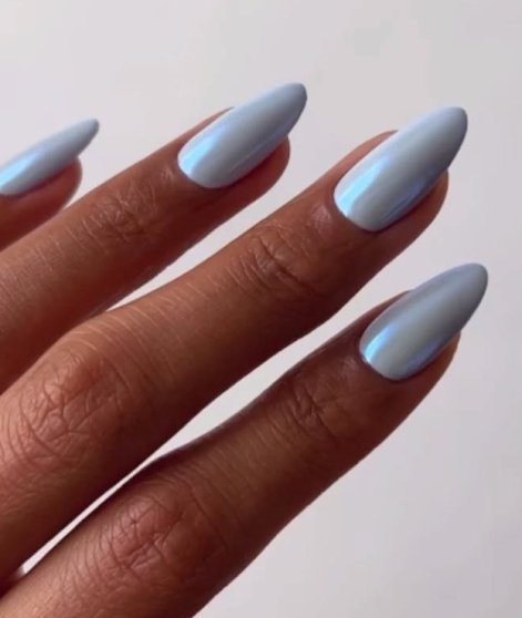 paznokcie-baby-blue-wiosna-lato-2025-inspiracje-12