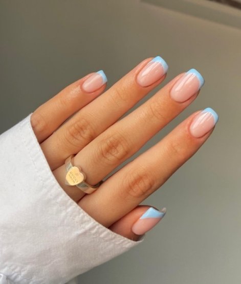paznokcie-baby-blue-wiosna-lato-2025-inspiracje-21