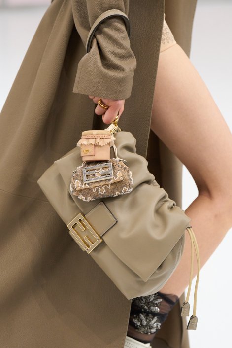 kopertówki-XL-trend-wiosna-lato-2025-Fendi clp S25 044
