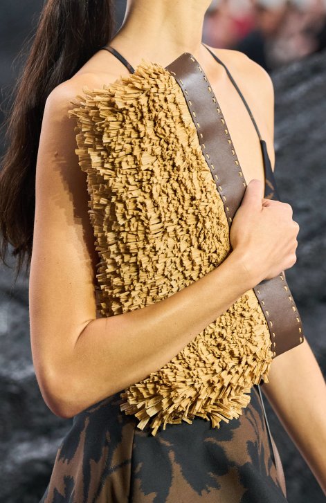 kopertówki-XL-trend-wiosna-lato-2025-Kors clp S25 079