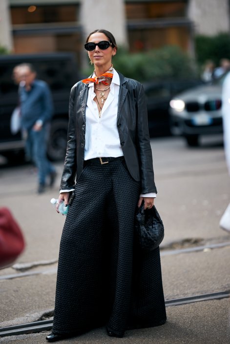 modne-stylizacje-do pracy-na-wiosne-i-lato-2025-Milano str S25 2541