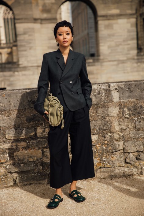 modne-stylizacje-do pracy-na-wiosne-i-lato-2025-Paris str S25 1630