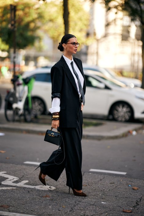 modne-stylizacje-do pracy-na-wiosne-i-lato-2025-Paris str S25 1722