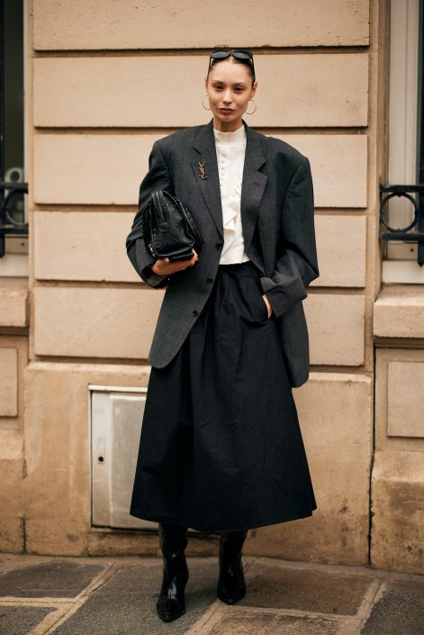 modne-stylizacje-do pracy-na-wiosne-i-lato-2025-Paris str S25 1804