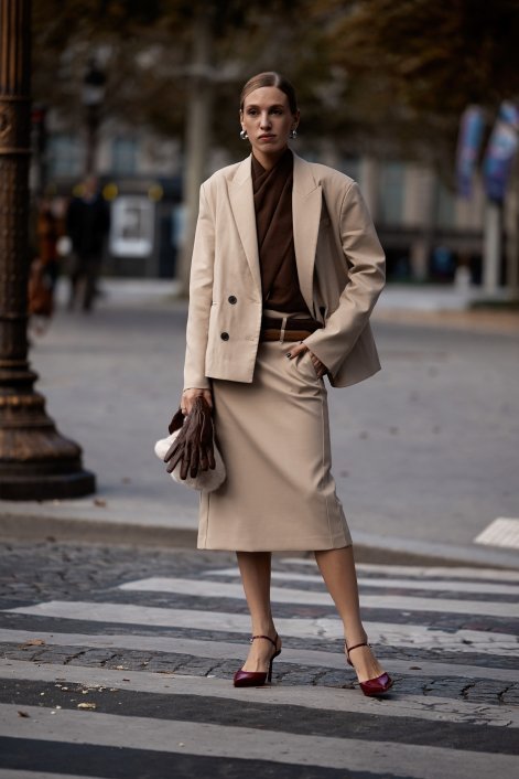modne-stylizacje-do pracy-na-wiosne-i-lato-2025-Paris str S25 1851