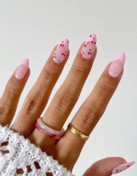 owocowy-manicure-na-wiosnę-i-lato-2025-inspiracje-19