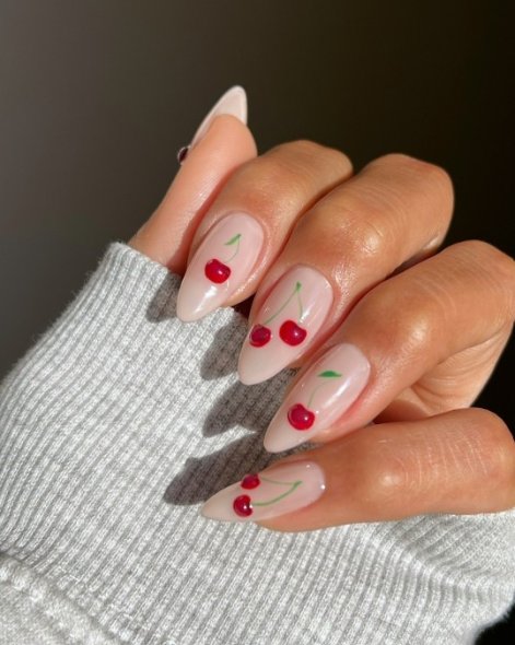 owocowy-manicure-na-wiosnę-i-lato-2025-inspiracje-21