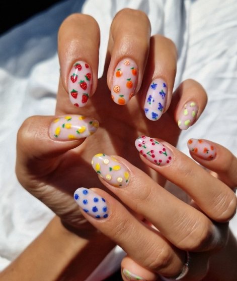 owocowy-manicure-na-wiosnę-i-lato-2025-inspiracje1