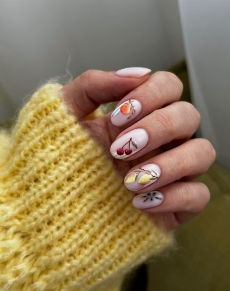 owocowy-manicure-na-wiosnę-i-lato-2025-inspiracje-2