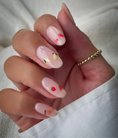 owocowy-manicure-na-wiosnę-i-lato-2025-inspiracje-4
