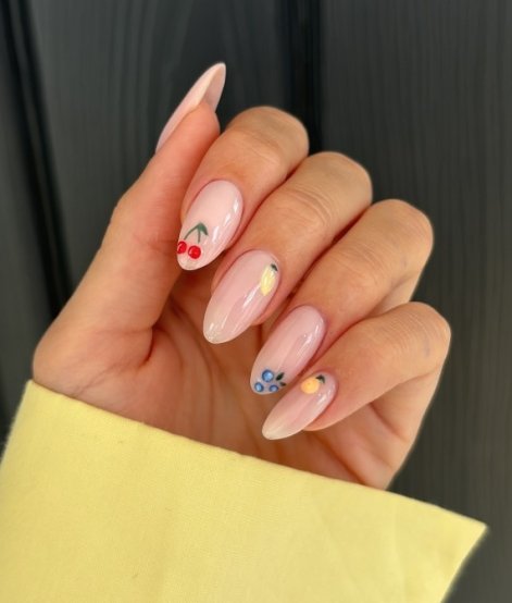 owocowy-manicure-na-wiosnę-i-lato-2025-inspiracje-5