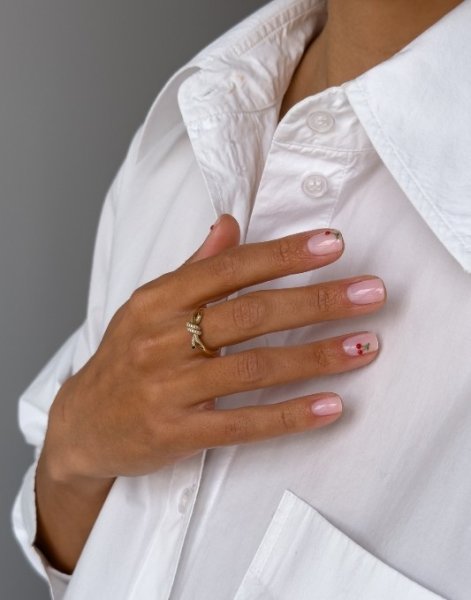 owocowy-manicure-na-wiosnę-i-lato-2025-inspiracje-7