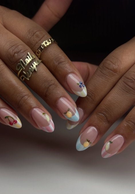 owocowy-manicure-na-wiosnę-i-lato-2025-inspiracje-11