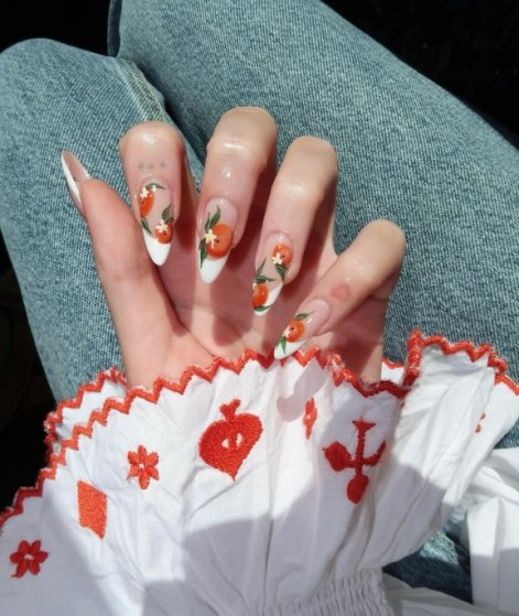 owocowy-manicure-na-wiosnę-i-lato-2025-inspiracje-12