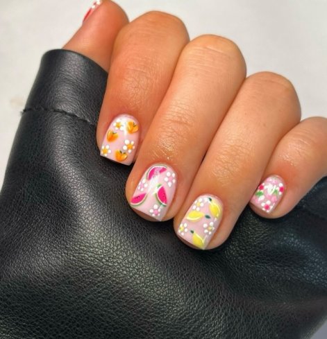 owocowy-manicure-na-wiosnę-i-lato-2025-inspiracje-14