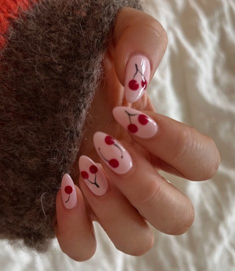 owocowy-manicure-na-wiosnę-i-lato-2025-inspiracje-25