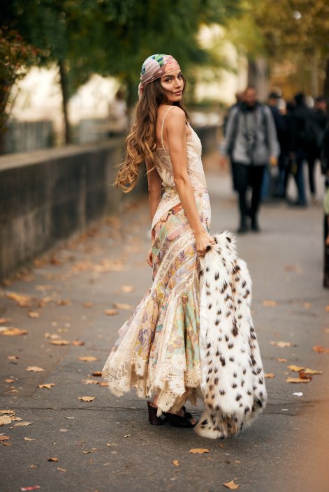 sukienki-boho-trend-wiosna-lato-2025-Paris str S25 2993