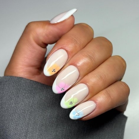 flowe-nails-paznokcie-z-motymem-kwiatów-trend-wiosna-lato-2025-18