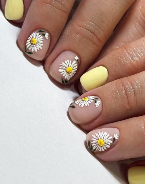 Zrzut ekranu_25-5-2025_640_www.instagram.comflowe-nails-paznokcie-z-motymem-kwiatów-trend-wiosna-lato-2025-7