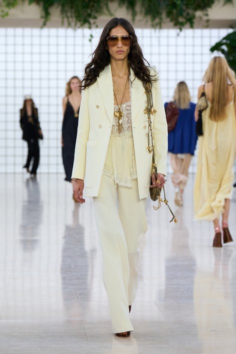 modne-garnitury-wiosna-lato-2025-Chloe S25 019