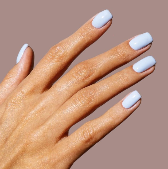 20 pomysłów na paznokcie w kolorze „baby blue”. Delikatne, ale z charakterem