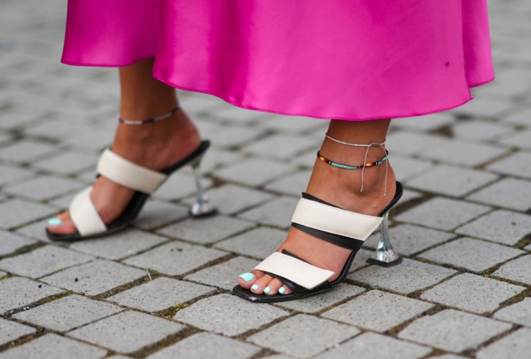 Od pastelowych tonów po wyraziste kolory. 50 pomysłów na modny pedicure na lato 2025
