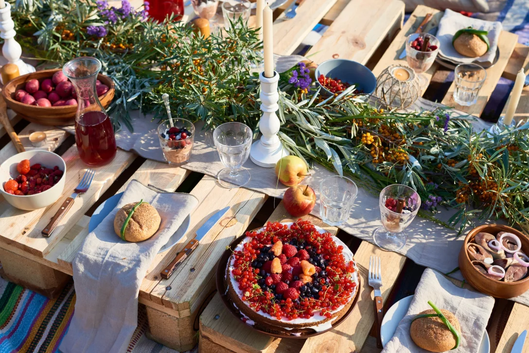 Aranżacje kwiatowe na stół: 7 pomysłów na naturalne, letnie dekoracje w stylu slow living