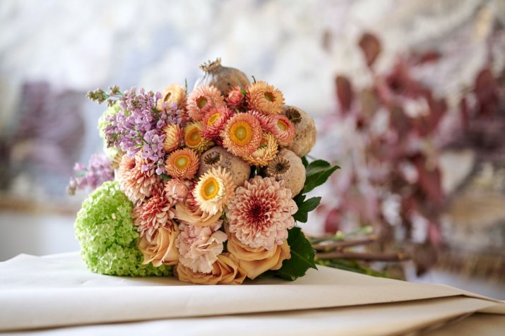 bloemenbureau_holland_trends_2025_slow-life_2025_gemeng_boeket-papierbloemen_med