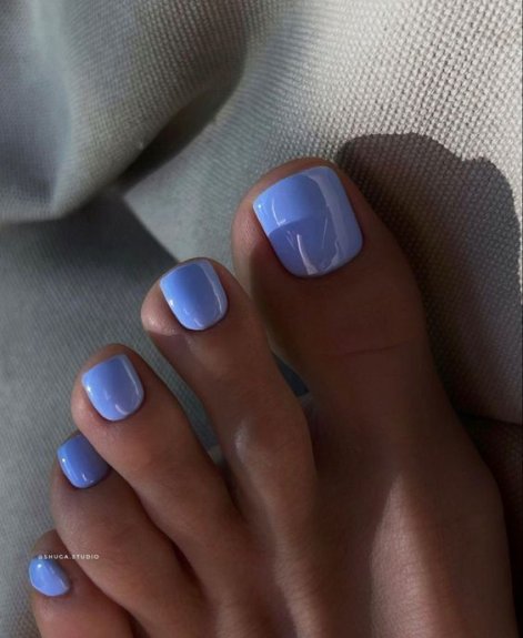 modny-pedicure-wiosna-lato-2025-26