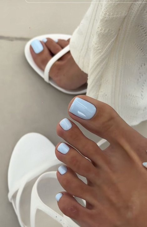modny-pedicure-wiosna-lato-2025-22