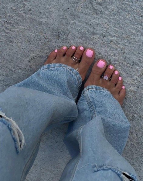 modny-pedicure-wiosna-lato-2025-34