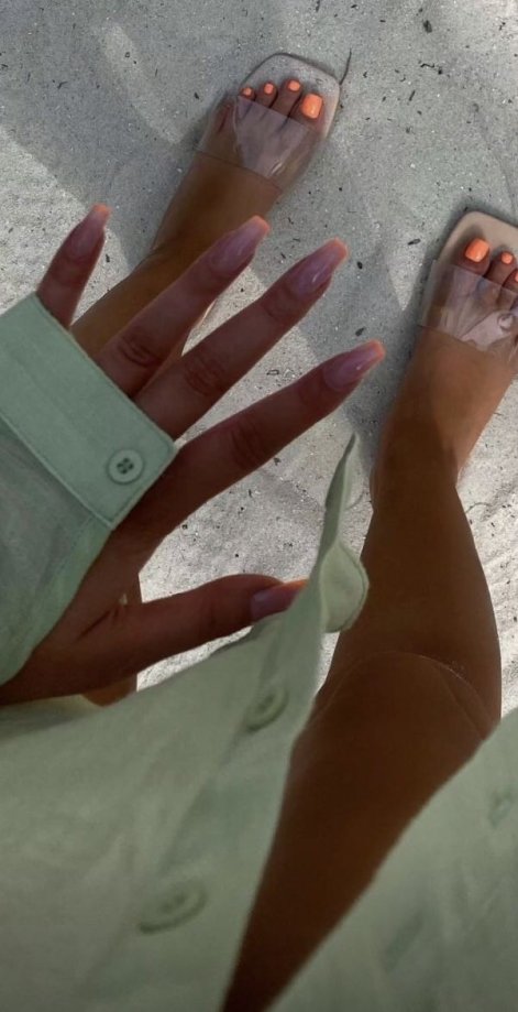 modny-pedicure-wiosna-lato-2025-23