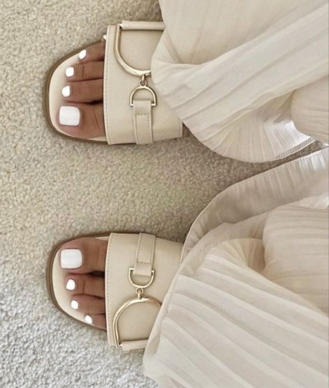 modny-pedicure-wiosna-lato-2025-21