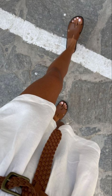 modny-pedicure-wiosna-lato-2025-17