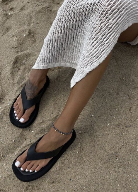 modny-pedicure-wiosna-lato-2025-14