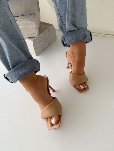 modny-pedicure-wiosna-lato-2025-