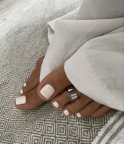 modny-pedicure-wiosna-lato-2025-20