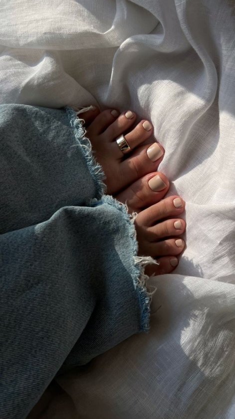modny-pedicure-wiosna-lato-2025-29
