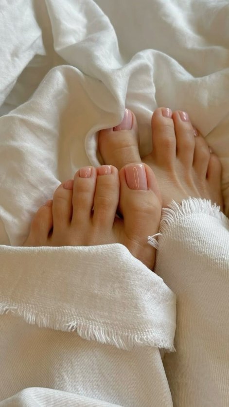 modny-pedicure-wiosna-lato-2025-40