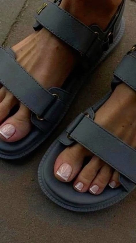 modny-pedicure-wiosna-lato-2025-11